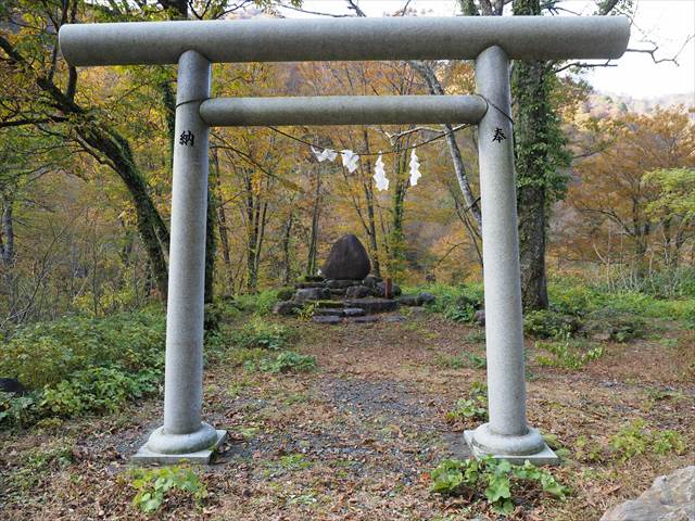 奥胎内ヒュッテ入口付近に祀られている山神様