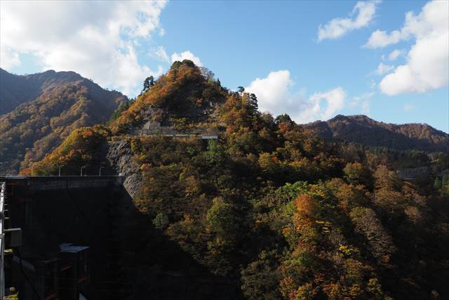 奥胎内のダム堤防からの紅葉