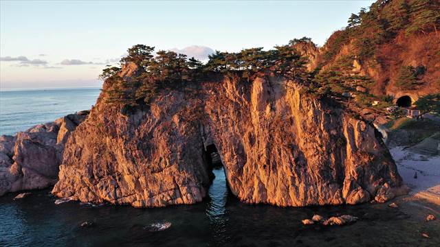 笹川流れの眼鏡岩