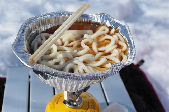 お外で食べる鍋焼きうどんは格別