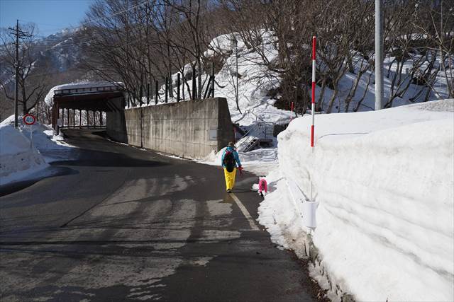 土合橋手前の登山道入口