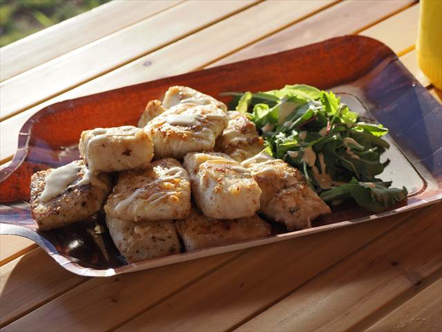 魚突きで獲ったスズキをムニエルにしてキャンプ飯